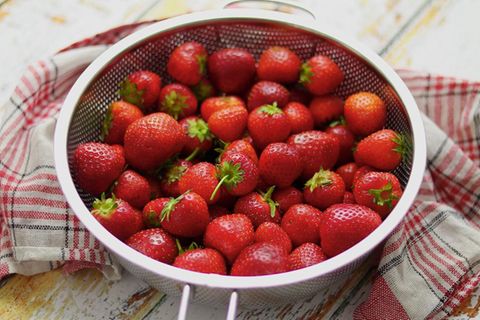 Darum sollten Sie Erdbeeren immer zusammen mit Knoblauch pflanzen