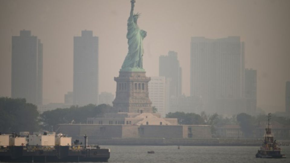 Von Smog umhüllte Freiheitsstatue in New York am Mittwoch