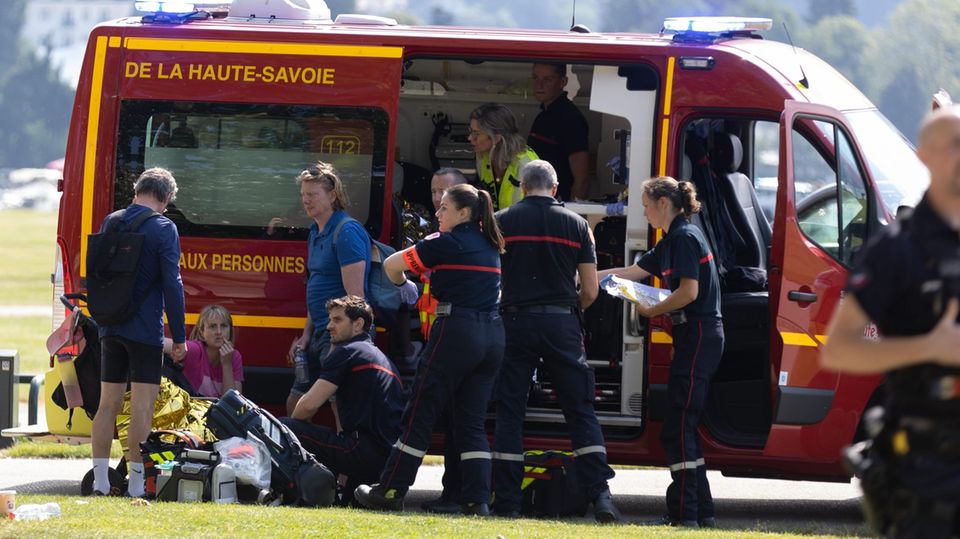 In der französischen Stadt Annecy versorgen Rettungskräfte verletzte Kinder