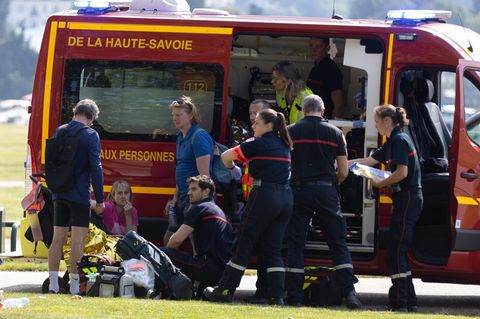 In der französischen Stadt Annecy versorgen Rettungskräfte verletzte Kinder