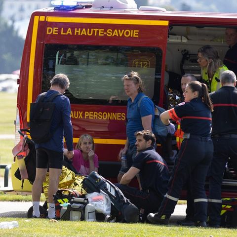 In der französischen Stadt Annecy versorgen Rettungskräfte verletzte Kinder