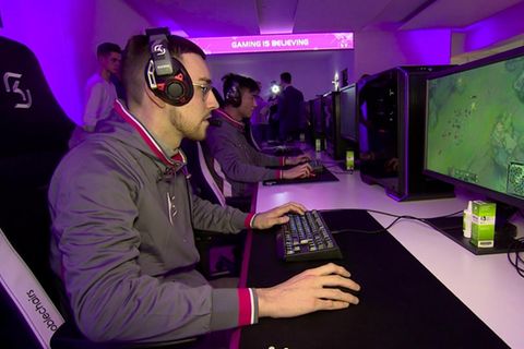 Volle Stadien, Fanmassen und sparende Sponsoren: Was Sie derzeit über E-Sports wissen müssen