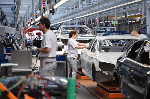 Beschäftigte arbeiten an einem Produktionsband in einem Auto-Werk