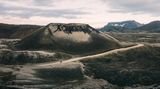 Eine Tour durch die mystische Landschaft Islands führt an Bergen und Kratern vorbei