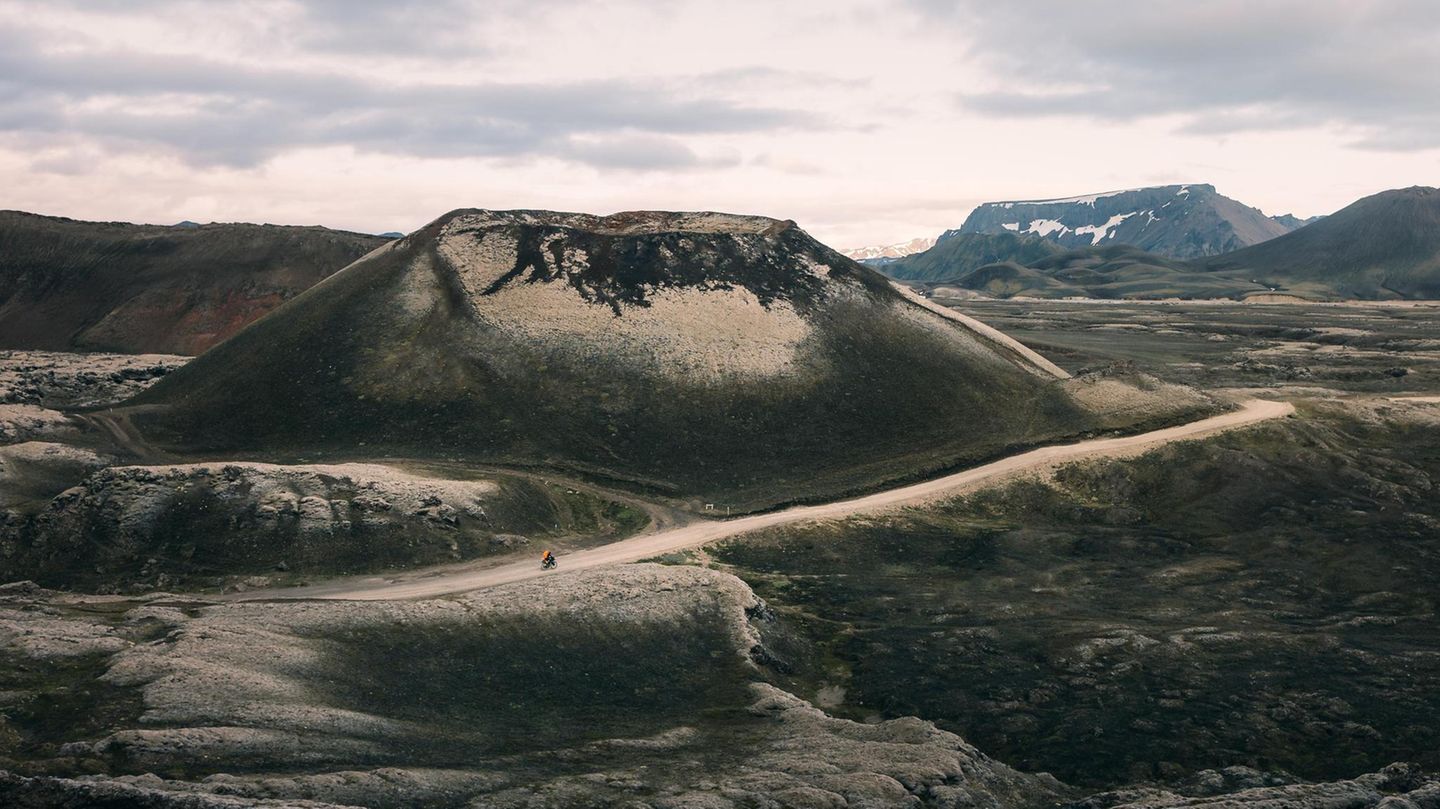 Eine Tour durch die mystische Landschaft Islands führt an Bergen und Kratern vorbei