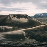 Eine Tour durch die mystische Landschaft Islands führt an Bergen und Kratern vorbei
