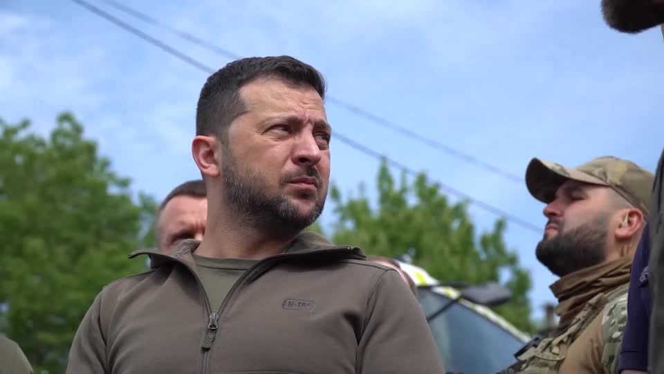 Video: Nach Dammbruch: Selenskyj besucht Überschwemmungsgebiet