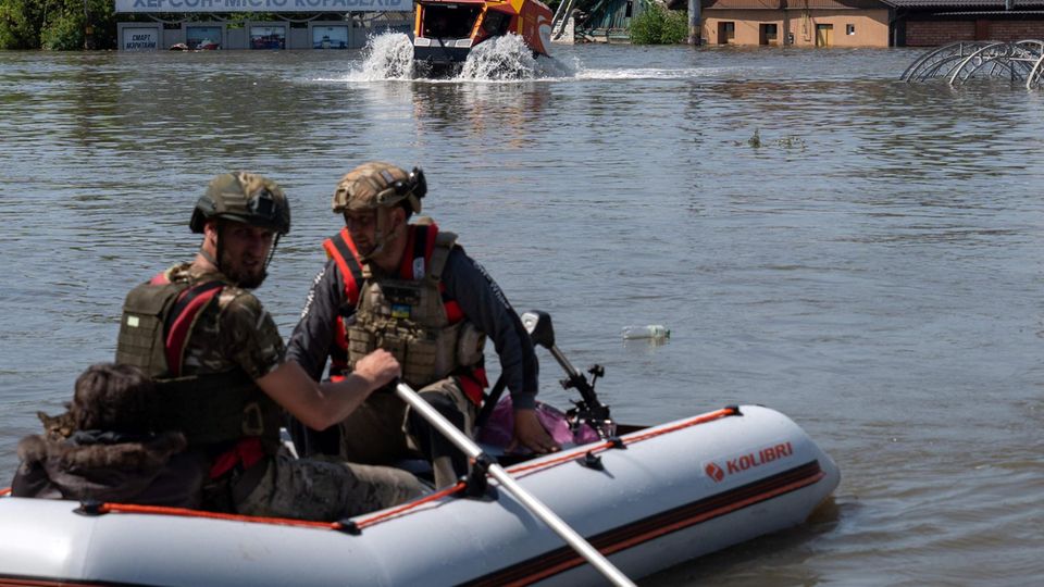 ​​​​​​​Ukrainische Sicherheitskräfte in einem Schlauchboot bei der Evakuierung