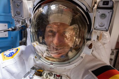 Der Astronaut Matthias Maurer in einem Raumanzug vor einem Außeneinsatz.