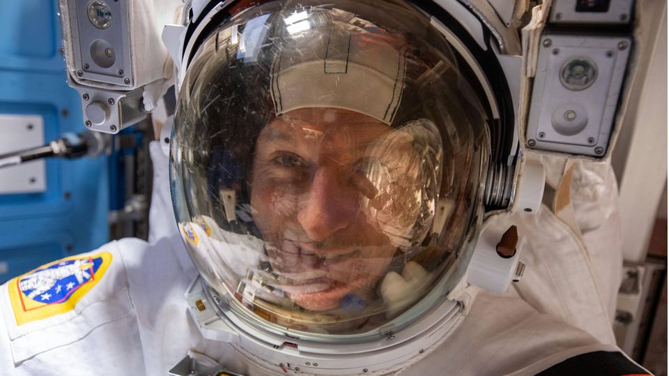 Der Astronaut Mathias Maurer in einem Raumanzug vor einem Außeneinsatz.