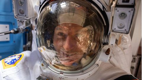 Der Astronaut Matthias Maurer in einem Raumanzug vor einem Außeneinsatz.