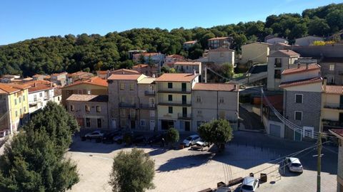 Ein Platz mit Häuserzeile in Ollolai auf Sardinien