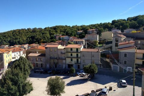 Ein Platz mit Häuserzeile in Ollolai auf Sardinien