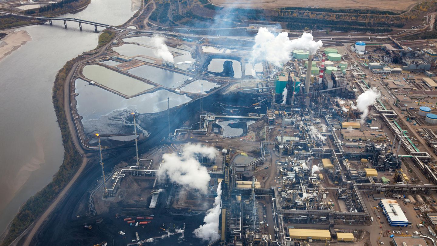 Blick auf die dampfende Raffinerie in Fort McMurray