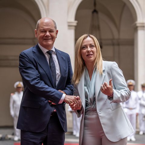 Die italienische Ministerpräsidentin Giorgia Meloni begrüßt Bundeskanzler Olaf Scholz