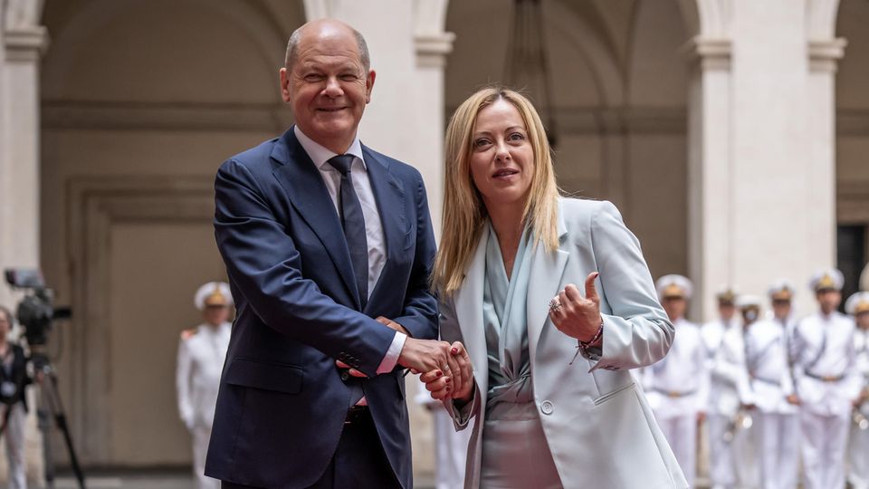 Die italienische Ministerpräsidentin Giorgia Meloni begrüßt Bundeskanzler Olaf Scholz