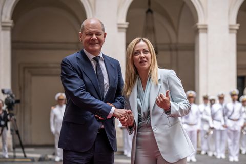 Die italienische Ministerpräsidentin Giorgia Meloni begrüßt Bundeskanzler Olaf Scholz