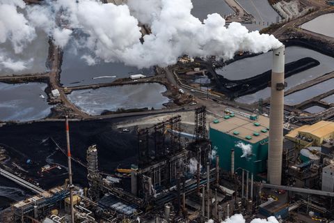 Qualmende Schornsteine einer Raffinerie in Fort Mc Murray
