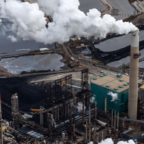 Qualmende Schornsteine einer Raffinerie in Fort Mc Murray