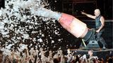Viele Jahre hatte die Penis-Kanone ihren festen Platz im Rammstein-Konzert. Till Lindemann spritzte damit während des Songs "Pussy" regelmäßig das Publikum mit Schaum voll. 