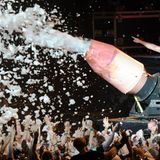 Viele Jahre hatte die Penis-Kanone ihren festen Platz im Rammstein-Konzert. Till Lindemann spritzte damit während des Songs "Pussy" regelmäßig das Publikum mit Schaum voll. 