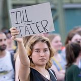Das erste von vier Konzerten in München am 7. Juni 2023 könnte eine Wende in der Karriere der Krawall-Rocker sein: Vor dem Olympiastadion protestierten Fans gegen den Sänger und die Veranstaltung. Und in der Arena nahmen die Musiker Korrekturen an ihrer Show vor - sie verzichteten auf die Row Zero, die Penis-Kanone sowie den Song "Pussy".