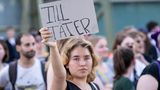 Das erste von vier Konzerten in München am 7. Juni 2023 könnte eine Wende in der Karriere der Krawall-Rocker sein: Vor dem Olympiastadion protestierten Fans gegen den Sänger und die Veranstaltung. Und in der Arena nahmen die Musiker Korrekturen an ihrer Show vor - sie verzichteten auf die Row Zero, die Penis-Kanone sowie den Song "Pussy".