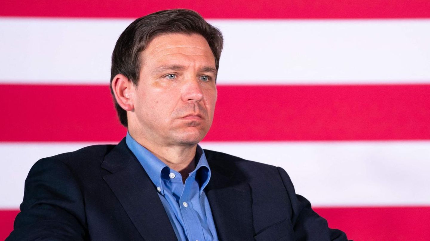 Ron DeSantis: “Say Gay!”: Street Performer Trolls Florida Gov