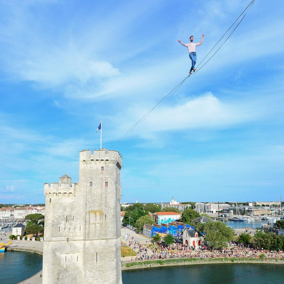 Hochseilartist Nathan Paulin balanciert in 50 Metern Höhe auf einem Seil