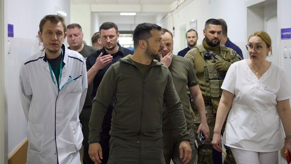 Wolodymyr Selenskyj (m.), besucht ein Krankenhaus in Cherson