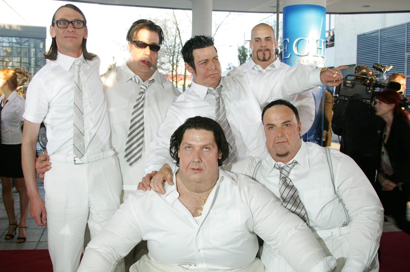 Rockband: Wo es nur geht, versuchen sie zu schocken. Zur Echo-Verleihung 2005 hatten sich die Musiker Fat-Suits angelegt und als Übergewichtige verkleidet. Auch mit ihren Videos, in denen sie bisweilen mit nationalsozialistischer Ästhetik spielen, sorgten sie für Aufregung. Ihre Coverversion des Depeche-Mode-Klassikers "Stripped" untermalten sie etwa mit Ausschnitten aus dem Olympia-Film von Leni Riefenstahl, der zu den Olympischen Spielen 1936 in Nazi-Deutschland gedreht wurde. Wo es nur geht, versuchen sie zu schocken. Zur Echo-Verleihung 2005 hatten sich die Musiker Fat-Suits angelegt und als Übergewichtige verkleidet. Auch mit ihren Videos, in denen sie bisweilen mit nationalsozialistischer Ästhetik spielen, sorgten sie für Aufregung. Ihre Coverversion des Depeche-Mode-Klassikers "Stripped" untermalten sie etwa mit Ausschnitten aus dem Olympia-Film von Leni Riefenstahl, der zu den Olympischen Spielen 1936 in Nazi-Deutschland gedreht wurde.
