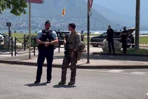 Video: Große Bestürzung nach Messerangriff auf Kinder in Frankreich