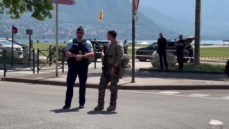 Video: Große Bestürzung nach Messerangriff auf Kinder in Frankreich