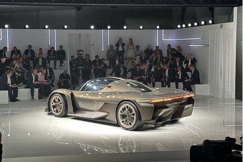 Der Porsche Mission X steht vor Publikum auf einer Bühne
