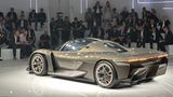 Der Porsche Mission X steht vor Publikum auf einer Bühne