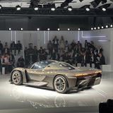 Der Porsche Mission X steht vor Publikum auf einer Bühne