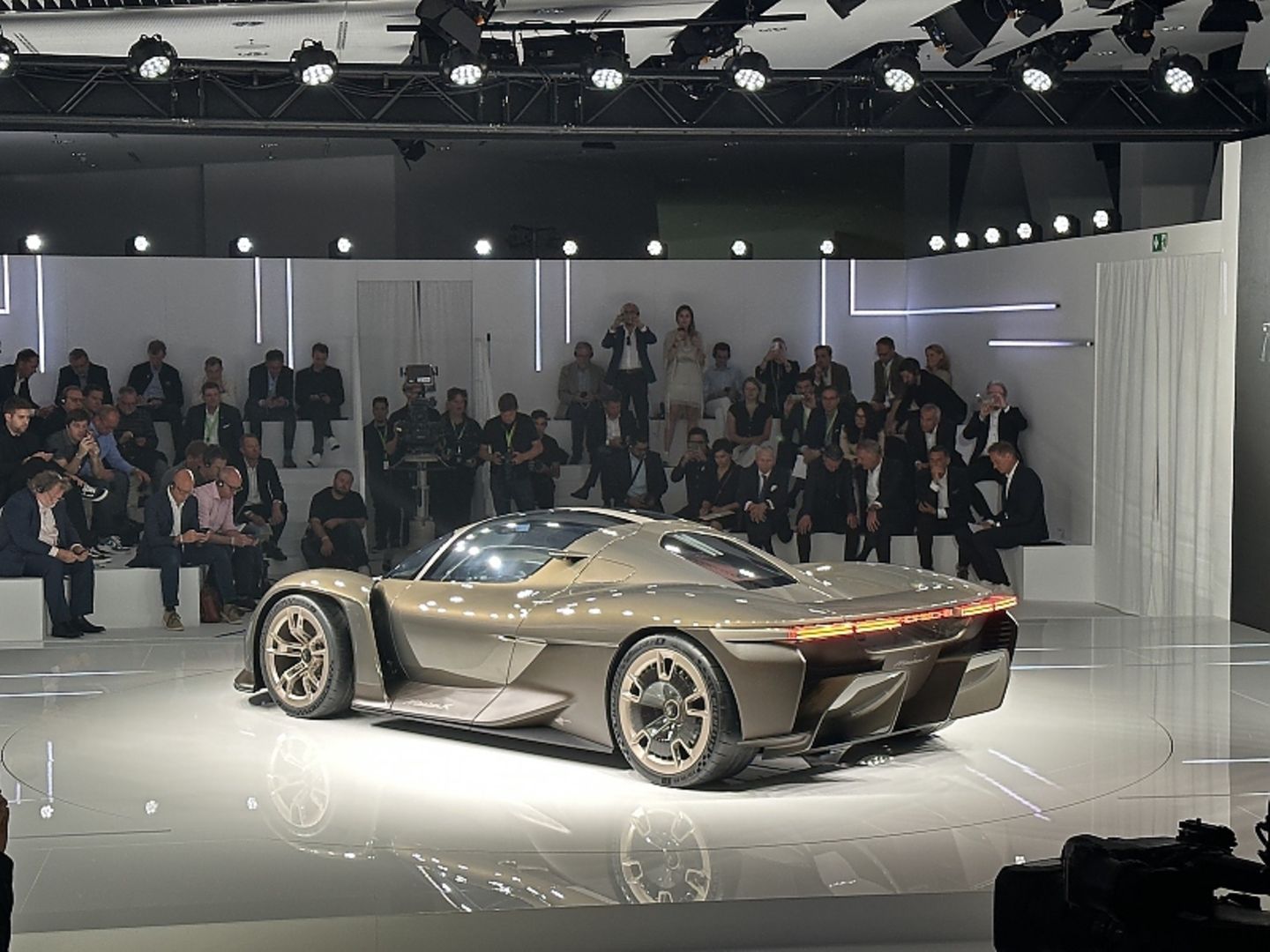 Der Porsche Mission X steht vor Publikum auf einer Bühne