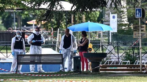 Französische forensische Polizisten arbeiten am Ort eines Messerangriffs im Park "Jardins de l'Europe" in Annecy