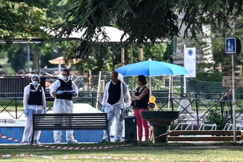 Französische forensische Polizisten arbeiten am Ort eines Messerangriffs im Park "Jardins de l'Europe" in Annecy