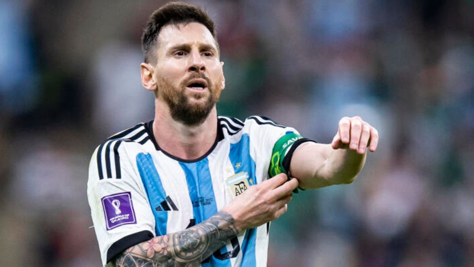 Argentiniens Lionel Messi schiebt seine Kapitänsbinde nach oben