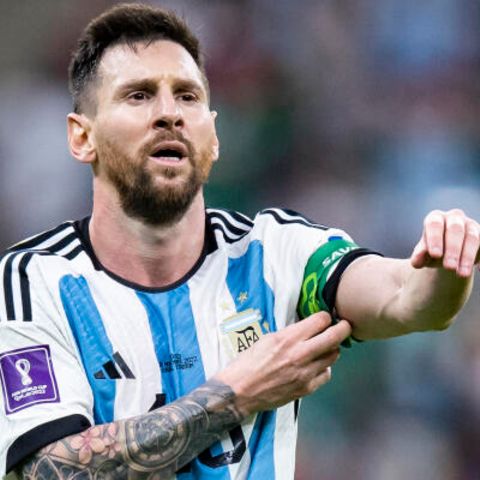 Argentiniens Lionel Messi schiebt seine Kapitänsbinde nach oben