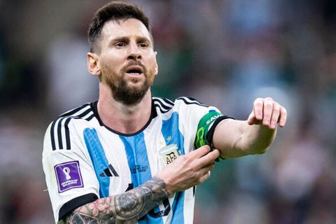 Argentiniens Lionel Messi schiebt seine Kapitänsbinde nach oben