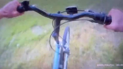 Drogendealer flieht – Polizist schnappt ihn mit dessen eigenem Fahrrad