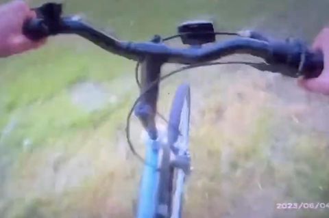 Drogendealer flieht – Polizist schnappt ihn mit dessen eigenem Fahrrad
