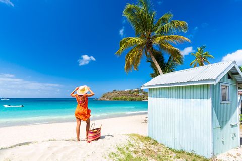 Frau an einsamen Strand