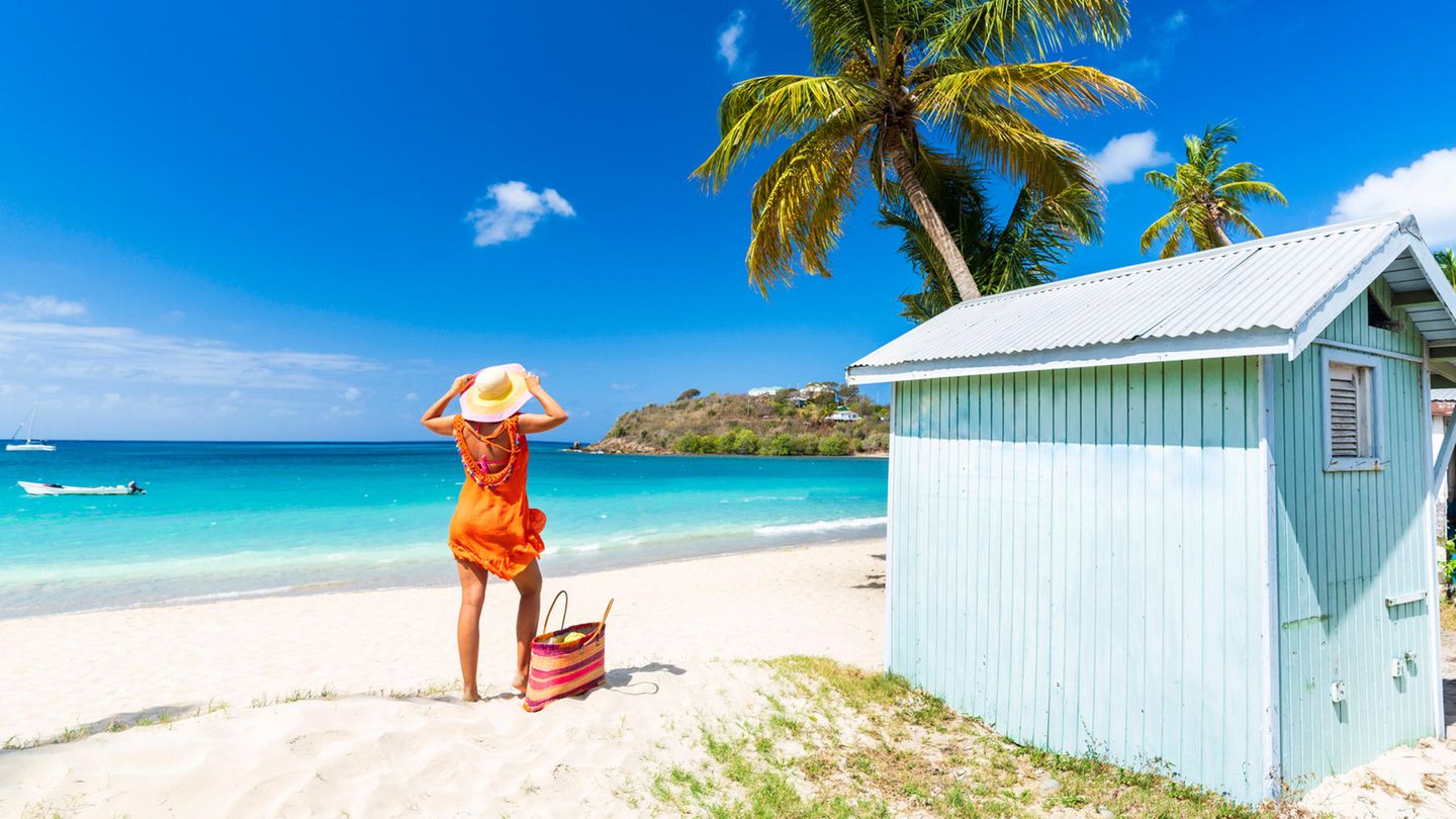 Frau an einsamen Strand