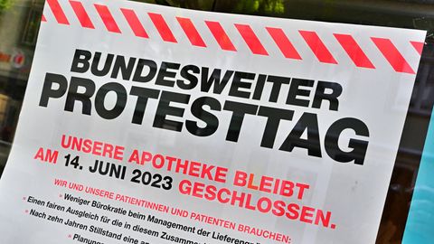 Ein Protest-Plakat an einer Apotheke