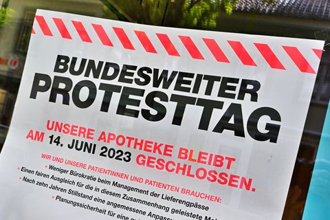 Ein Protest-Plakat an einer Apotheke
