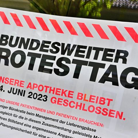Ein Protest-Plakat an einer Apotheke