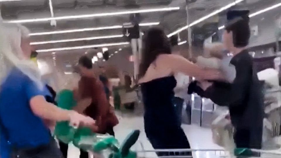 Schlägerei im Supermarkt: Mutter gibt Baby in Fremde Hände – um sich zu prügeln